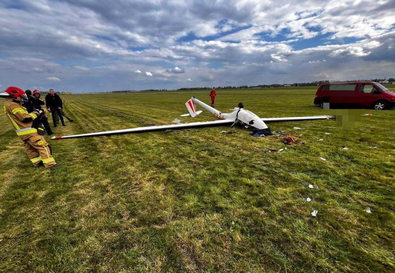 Szybowiec spadł na płytę lotniska po starcie w Pruszczu Gdańskim