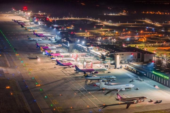 Port Lotniczy Katowice - widok z góry na samoloty przy terminalu nocą (fot. Piotr Adamczyk)