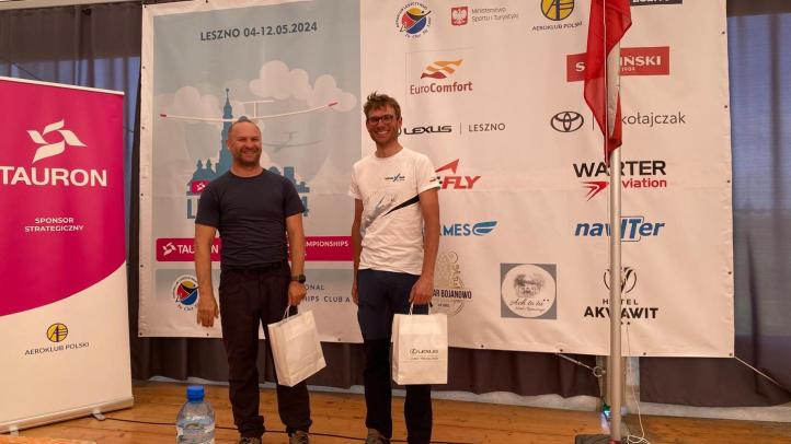 Mikołaj Zdun i Łukasz Grabowski - zwycięzcy 1 konkurencji (fot. Gliding Team Klinika Kolasiński, Facebook)