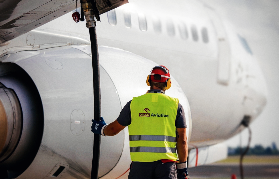 Tankowanie samolotu pasażerskiego paliwem z Orlen (fot. Orlen Aviation)