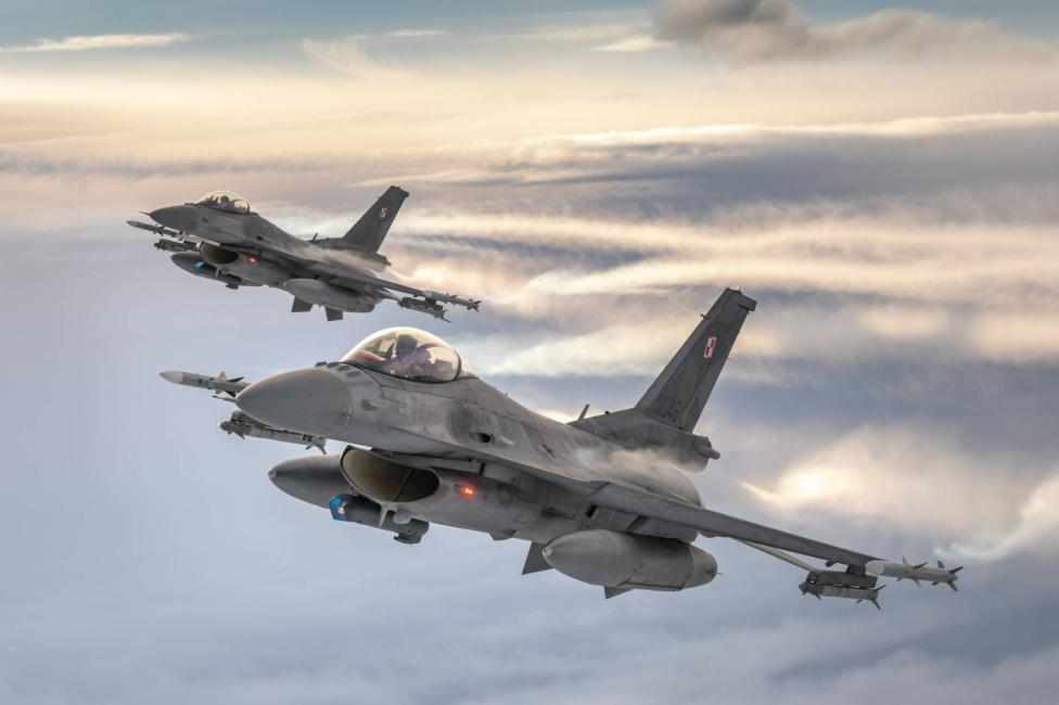 Dwa samoloty F-16 polskich Sił Powietrznych w locie - widok z bliska, z ukosa (fot. PKW Orlik)