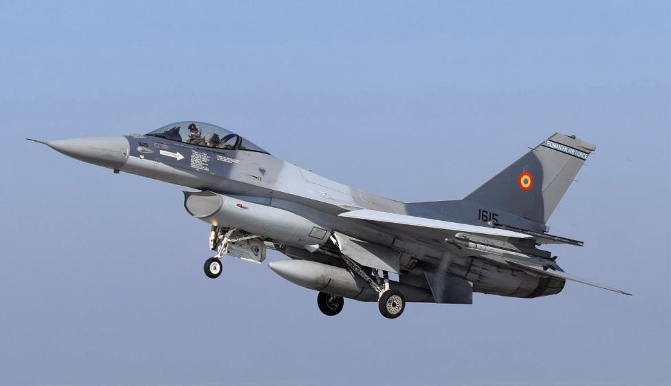 F-16 Rumuńskich Sił Powietrznych w locie (fot. Capt. Andrew Layton, Domena publiczna, Wikimedia Commons)