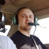 Krystian Tomczuk w samolocie podczas lotu (fot. KPP w Bielsku Podlaskim)