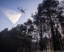 Policyjny Black Hawk w akcji gaszenia pożaru lasu, fot mł.asp_. Łukasz Rutkowski PSP