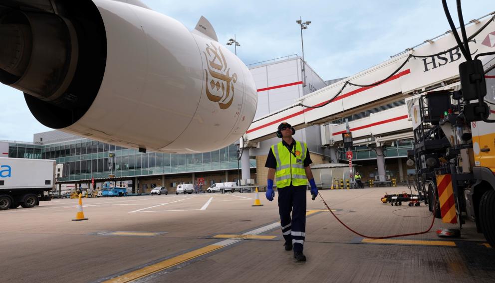 Linie Emirates rozpoczynają współpracę z SAF na lotnisku Heathrow w Londynie