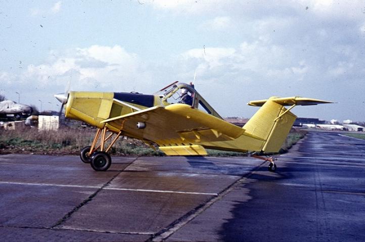 Prototyp samolotu PZL-106 z oblotu w dn 17.04. 1973 po oblocie. W kabinie mgr  inż Jerzy Jędrzejewski -szef pilotów PZL-Okęcie
