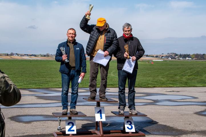 Zwycięzcy konkursu samolotowego na najładniejsze lądowanie (fot. Mateusz Kałwa)