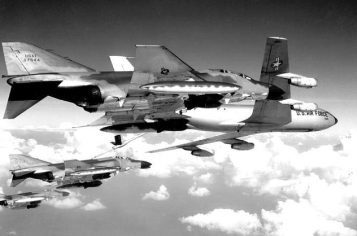 Tankowanie w locie myśliwców F-4C Phantom przez samolot cysternę KC-135 tuż przed atakiem na cele w Północnym Wietnamie. (fot. USAF, Domena publiczna, Wikimedia Commons)