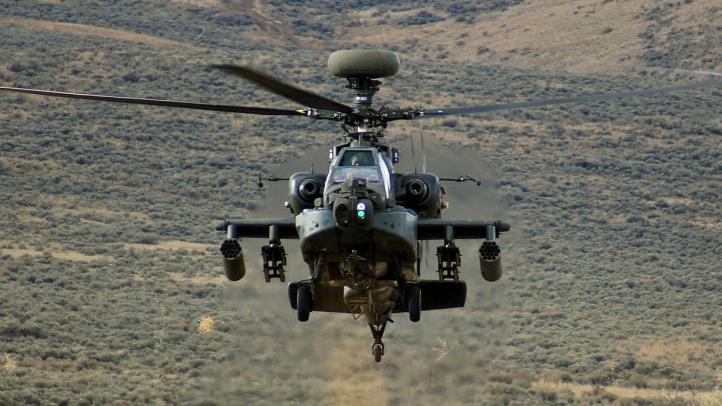 AH-64E APACHE w najnowszej wersji GUARDIAN w locie - widok z przodu (fot. Armia Stanów Zjednoczonych)