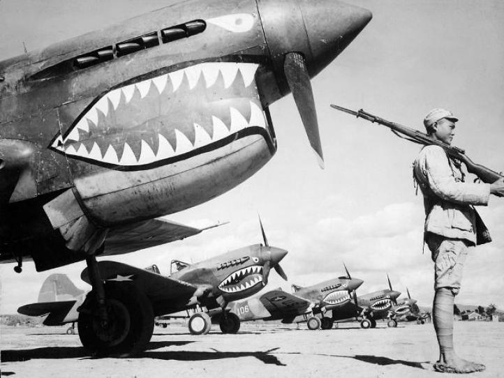 Paszcza rekina była P-40 jednym z najczęściej powtarzających się motywów, jakimi zdobiono pokaźny wlot powietrza (fot. USAAF, Domena publiczna, Wikimedia Commons)