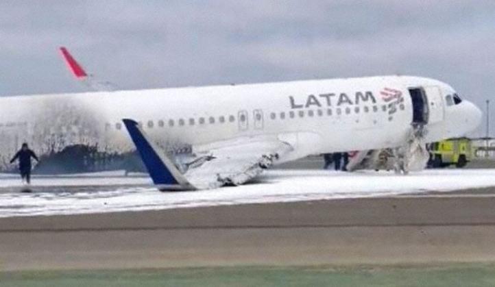 A320 LATAM po zderzeniu z wozem strażackim na lotnisku w Limie