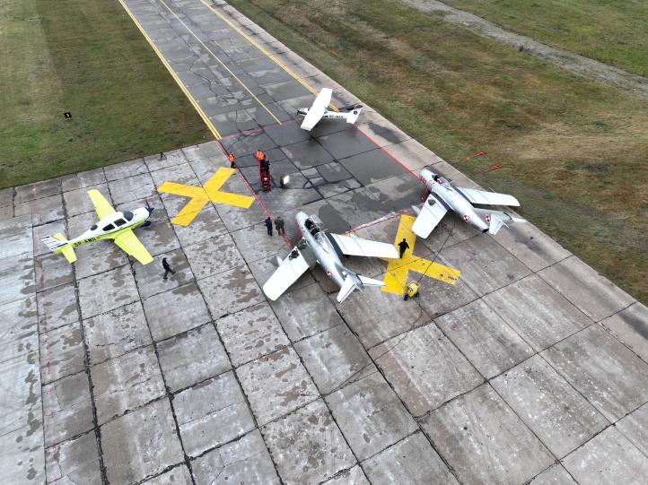 SB Lim-2 i Lim-2 przygotowania do lotu na lotnisku w Modlinie EPMO