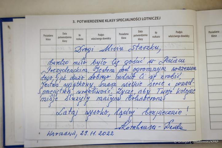 Wpis Pierwszej Damy Agaty Kornhauser-Duda do osobistego dziennika lotów misia "Staszka" (fot. Grzegorz Jakubowski, KPRP)