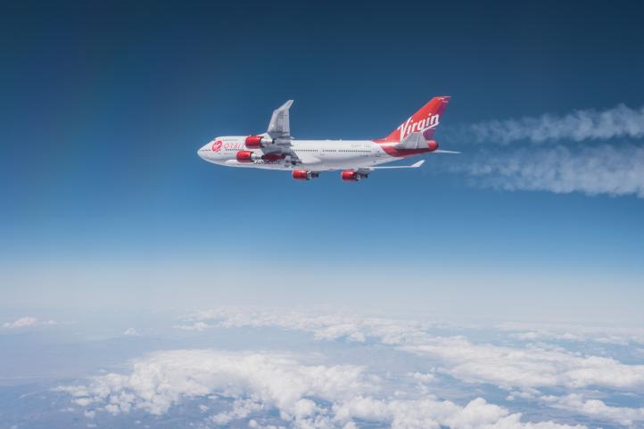 Samolot Cosmic Girl (Boeing 747) w locie z podczepioną rakietą LauncherOne (fot. Virgin Orbit)