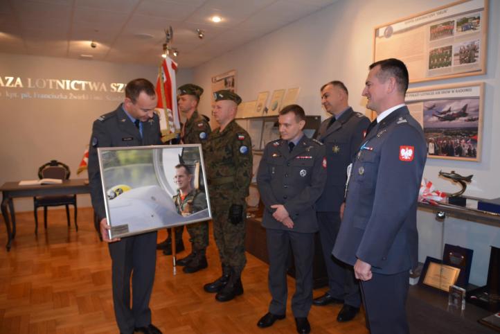 Pożegnanie z mundurem ppłk pil. Dariusza Stachurskiego (fot. Monika Malarczyk)