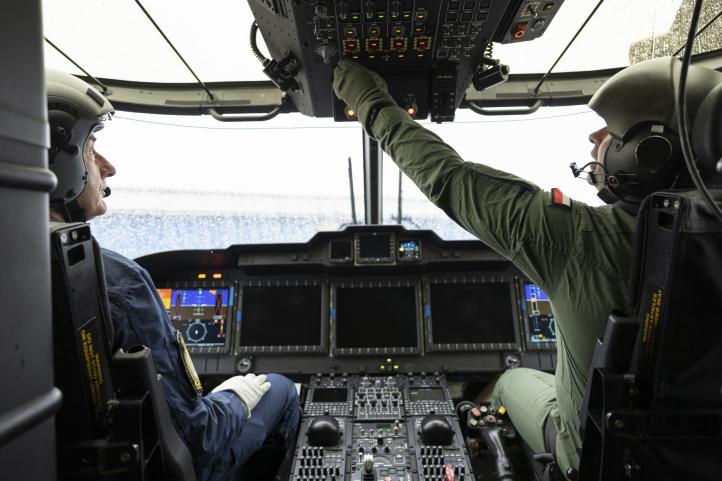 Piloci w kokpicie śmigłowca AW101 (fot. Dowództwo Generalne Rodzajów Sił Zbrojnych)
