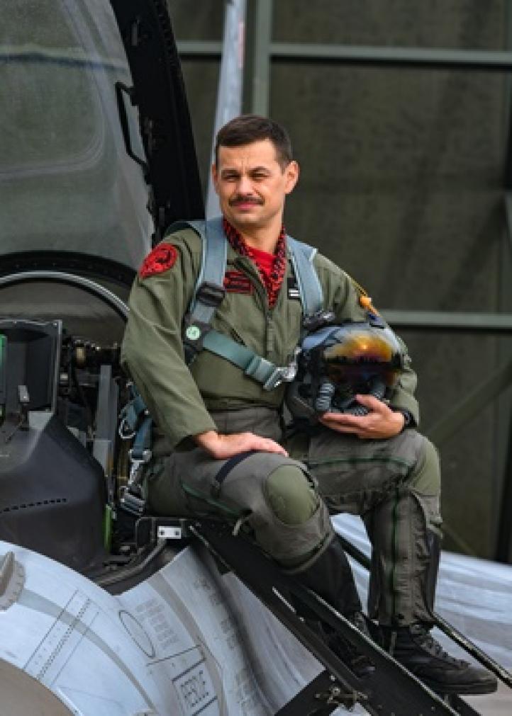 Ppłk Łukasz Gradziński na drabince, przy kokpicie samolotu F-16 (fot. Maciej Lipiński)