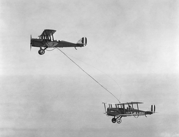 Lowell H. Smith i Lt. John P. Richter podczas lotu 27 czerwca 1923 roku (fot. AF.mil, Domena publiczna, Wikimedia Commons)