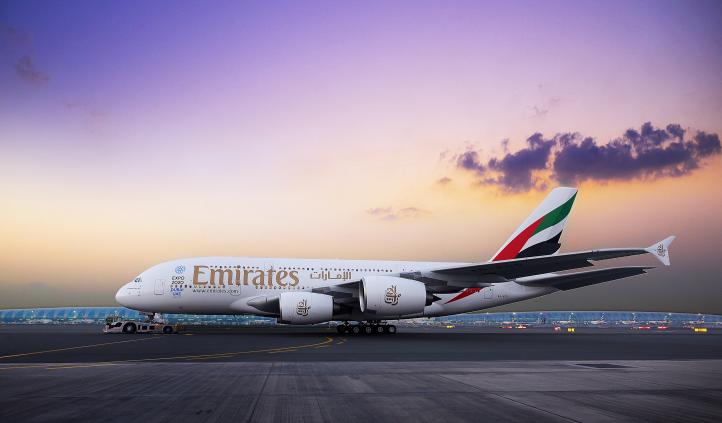 A380 linii Emirates na lotnisku o zmierzchu (fot. Emirates)