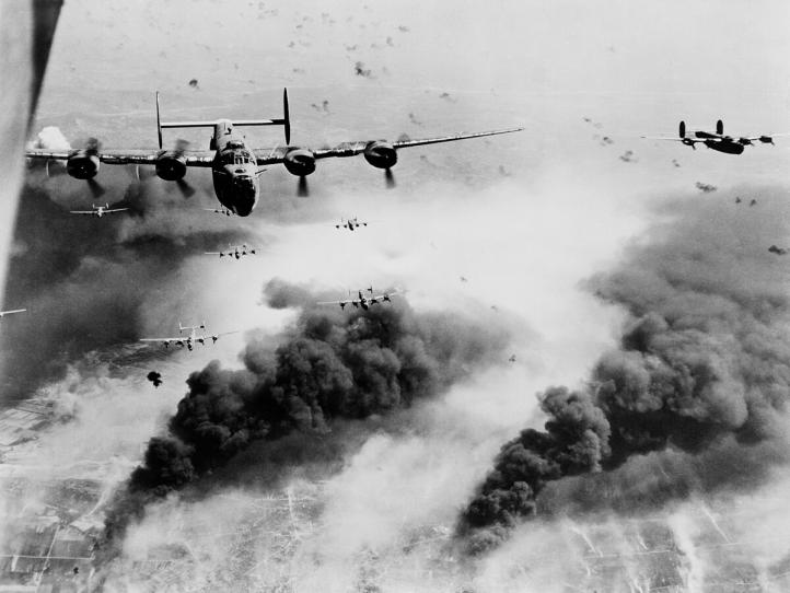 B-24 z 15. AAF przelatujące przez zaporę ogniową, nad zniszczeniami spowodowanymi przez poprzednie fale bombowców (fot. Richard R. Ganczak (1924-2014), domena publiczna, Wikimedia Commons)