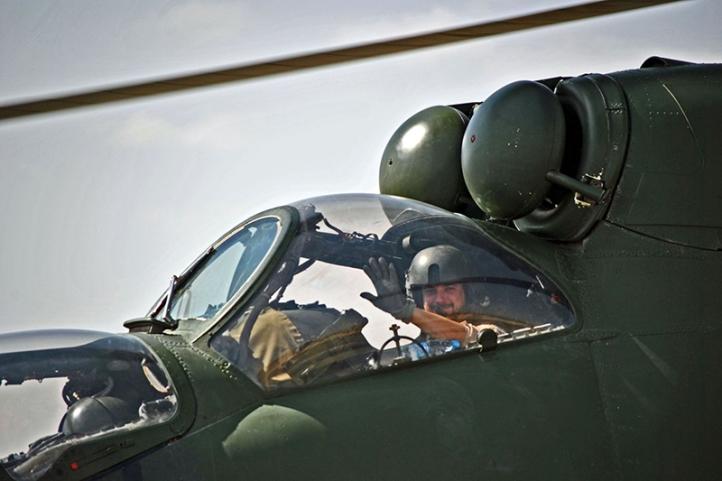 Ppłk Jacek "Jano" Janowski za sterami Mi-24 (fot. arch. prywatne)