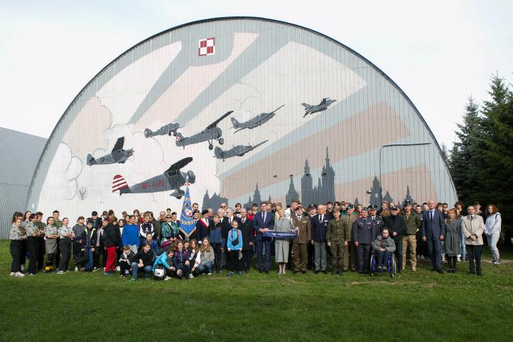 Odsłonięcie muralu upamiętniającego 100-lecie Lotnictwa Polskiego w MLP w Krakowie (fot. Muzeum Lotnictwa Polskiego)2