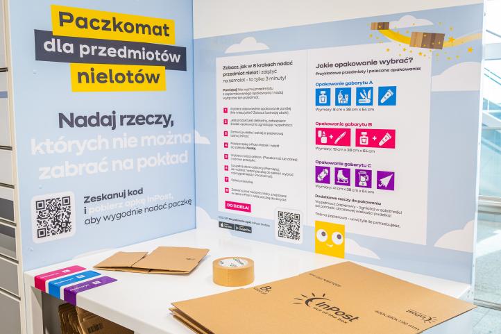 Port Lotniczy Katowice - Paczkomat firmy InPost w terminalu - miejsce do pakowania (fot. Piotr Adamczyk)