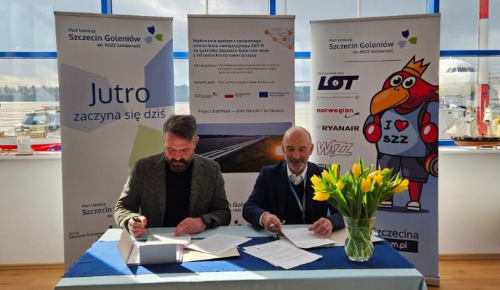 Podpisanie umowy na wykonanie systemu świetlnych pomocy nawigacyjnych CAT II na lotnisku Szczecin-Goleniów (fot. Port Lotniczy Szczecin-Goleniów)