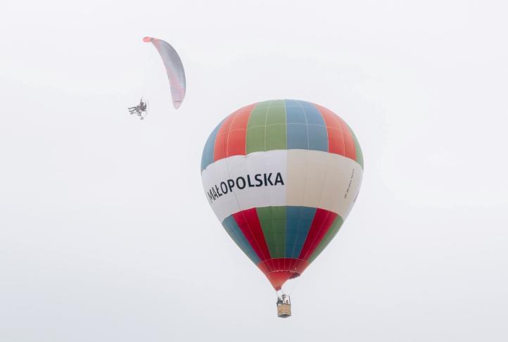 Balon Małopolska i motoparalotnia w locie (fot. Małopolska Organizacja Turystyczna)
