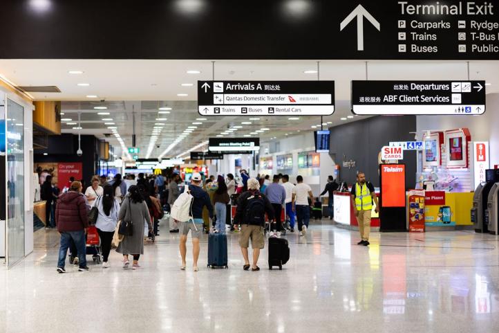 Sydney - lotnisko pod kontrolą, pasażerowie w terminalu (fot. disney.pl)