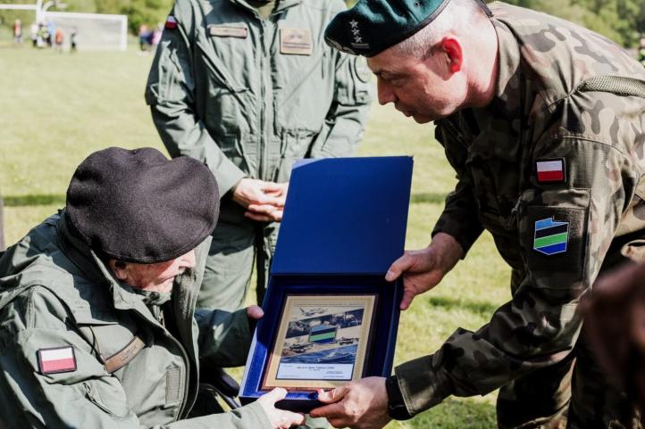 Kpt. w st. spocz. Tadeusz Lutak otrzymuje dyplom (fot. 25 Brygada Kawalerii Powietrznej)