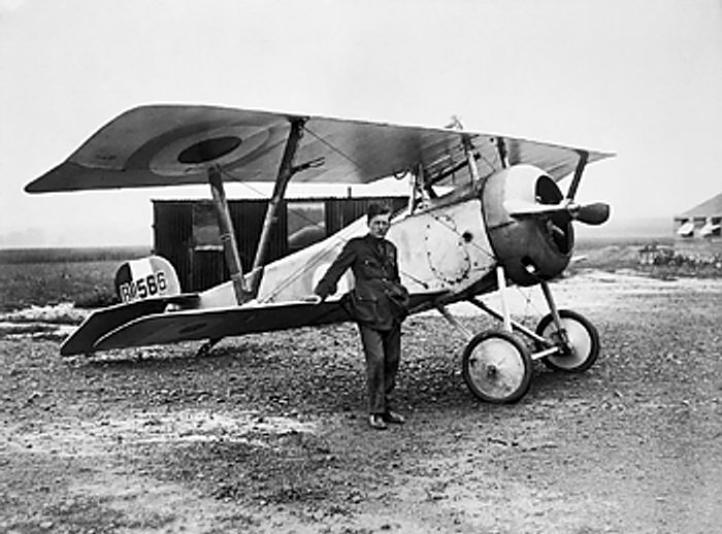 Pilot Billy Bishop przy samolocie Nieuport 17 w 1917 roku (fot. Unknown, Post-Work - User - W.wolny, Domena publiczna, Wikimedia Commons)