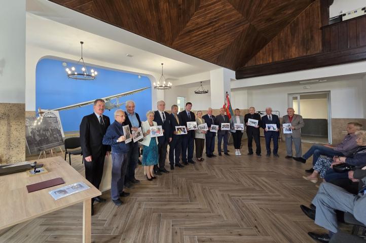 Członkowie JKSL nagrodzeni fotokolażami wykonanymi przez Andrzeja Szymczaka (fot. Andrzej Szymczak)