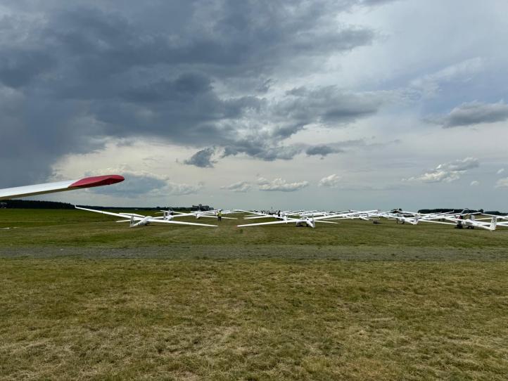 Szybowce na lotnisku w Lesznie - zachmurzone niebo (fot. Paweł Łabuńko)