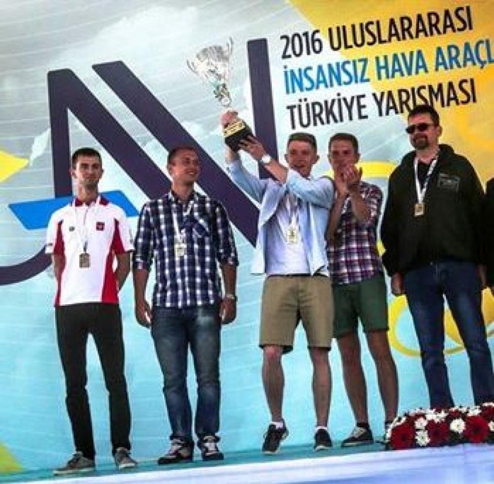 Drużyna Naukowego Koła Młodych Konstruktorów WSOSP na zawodach w Turcji (fot. wsosp.pl)