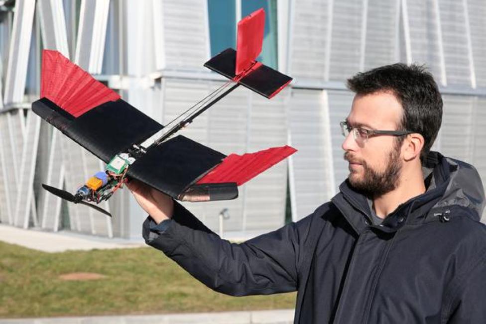 Stefano Mintchev z dronem, którego budowa inspirowana jest budową ptasich skrzydeł (fot. actu.epfl.ch)