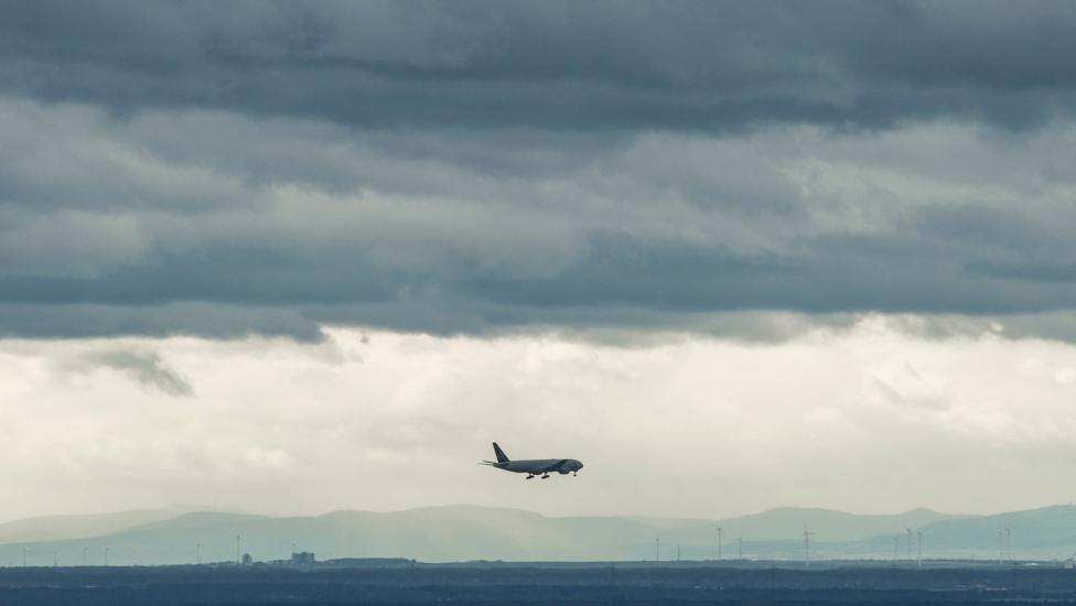 Samolot szerokokadłubowy na podejściu do lotniska, fot. NYT