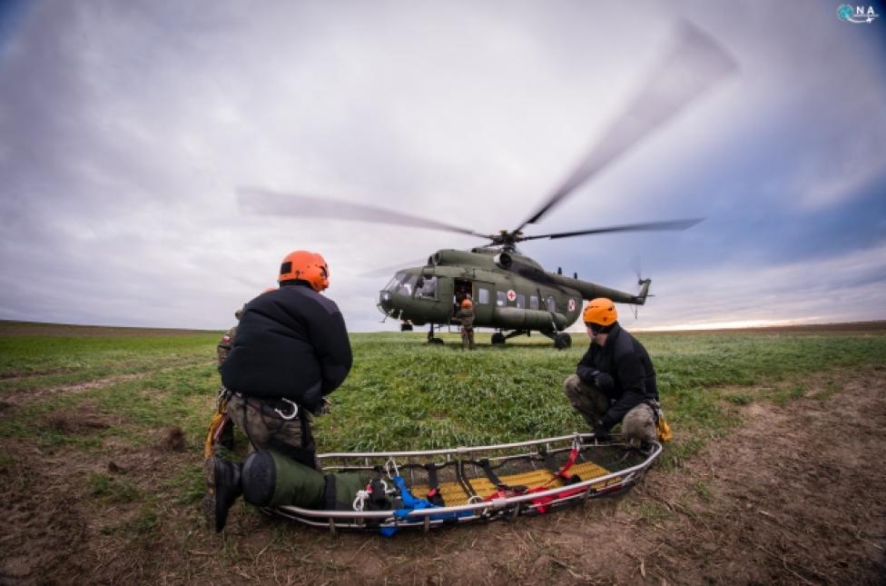 Techniki ratownicze z pokładu Mi-8 (fot. Tomasz Chochół "QNA")