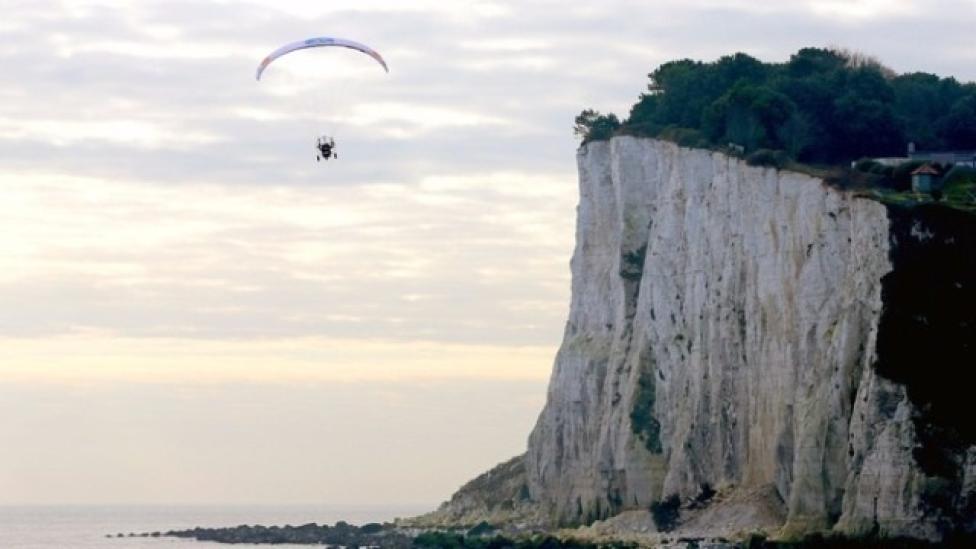 Sacha Dench jako pierwsza kobieta przeleciała na motoparalotni nad kanałem La Manche (fot. flightoftheswans.org)