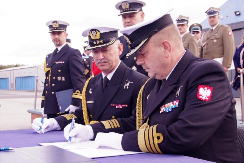 Zmiana na stanowisku dowódcy 43. Bazy Lotnictwa Morskiego (fot. kmdr ppor. Czesław Cichy)