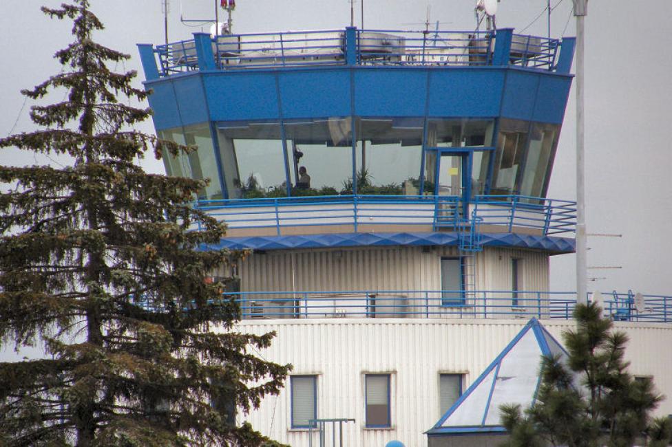 Wieżą kontroli lotów lotniska w Katowicach
