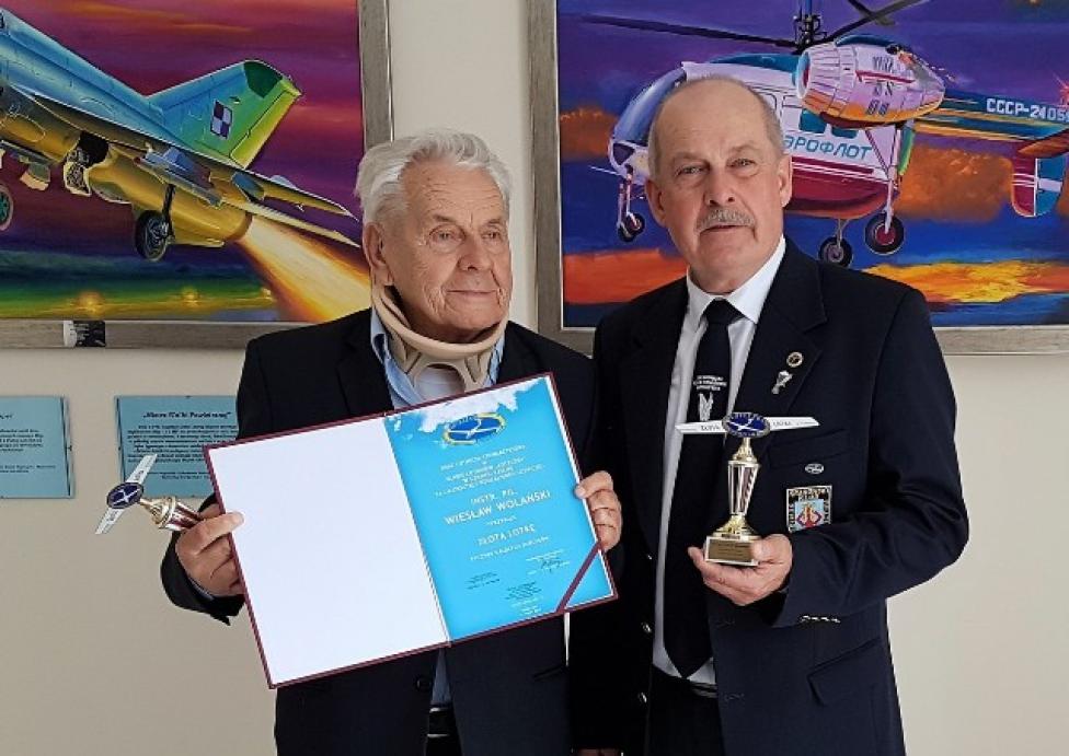 Nagrodzony Wiesław Wolański i Leszek Mańkowski - Prezes KKSL (fot. kksl.p40.pl)
