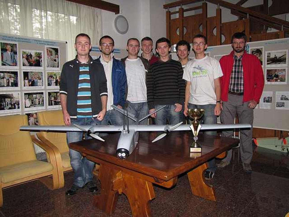 Niekompletny zespół PR-5 "Wiewiór +" z organizatorem warsztatów (po prawej)/ fot. Marcin Marchewka   