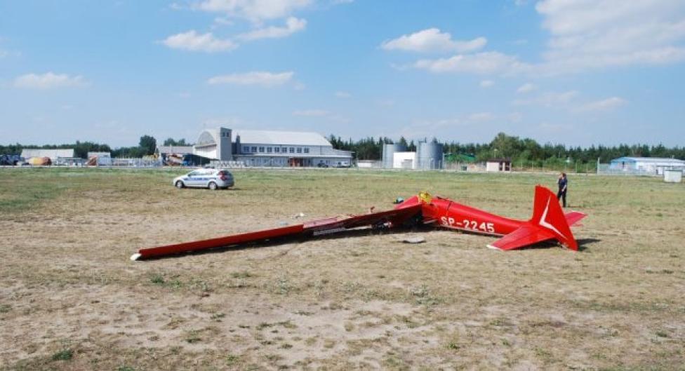 Wypadek szybowca Mucha Standard na mieleckim lotnisku (fot. KPP Mielec)