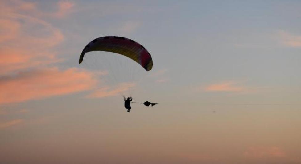 Paralotnia na niebie - lot za wyciągarką (fot. Mazury Paralotnie)