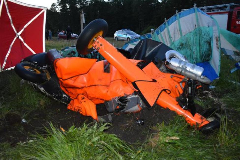 Wypadek z udziałem motolotni w miejscowości Niedźwiedź w gminie Ostrzeszów (fot. KPP Ostrzeszów)