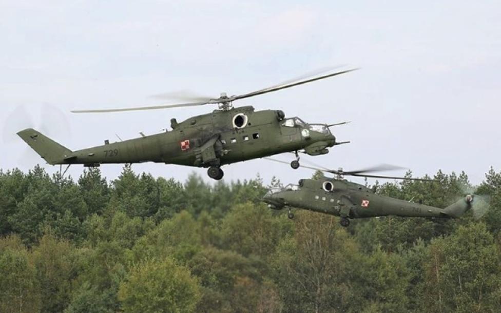 Śmigłowce Mi-24 na Festynie Lotniczym w 12 Bazie (fot. Bartosz Bera/rbsphotos.com)
