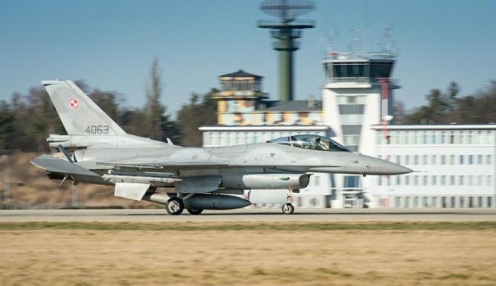 F-16 na lotnisku w Krzesinach (fot. st. chor. mar. Arkadiusz Dwulatek/CC DORSZ)