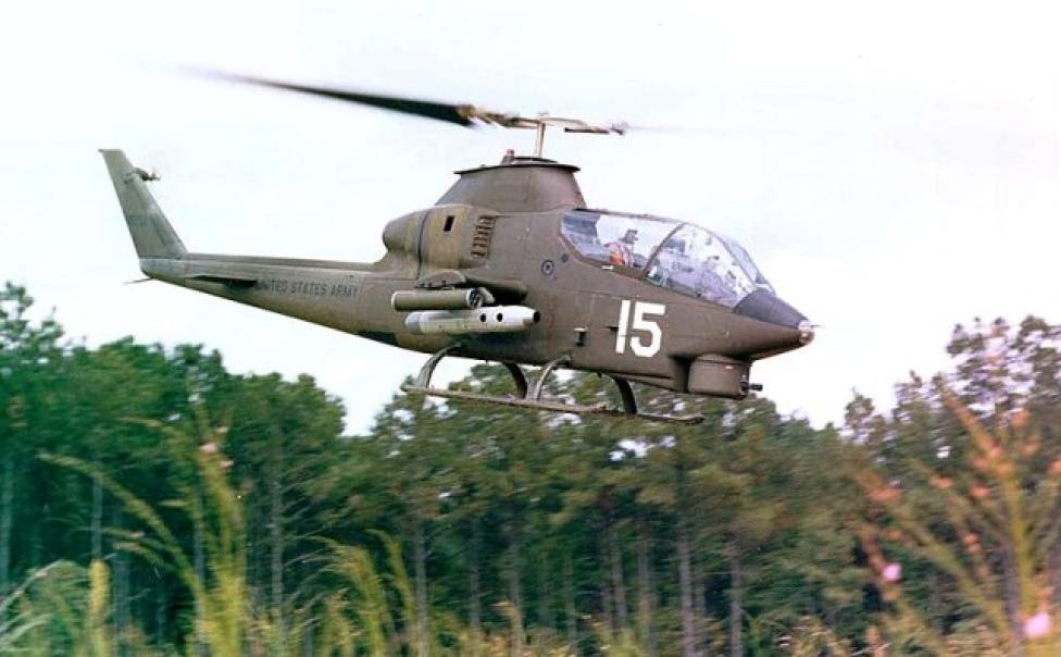 AH-1G Cobra w locie (fot. United States Army/Domena publiczna/Wikimedia Commons)