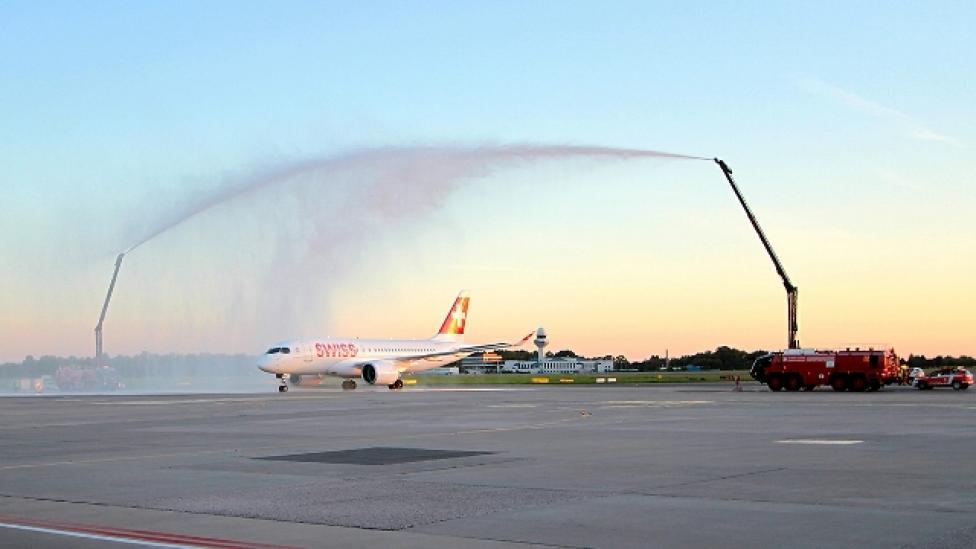 Powitanie samolotu Bombardier CS100 linii SWISS na Lotnisku Chopina (fot. Andrzej Klewiado)